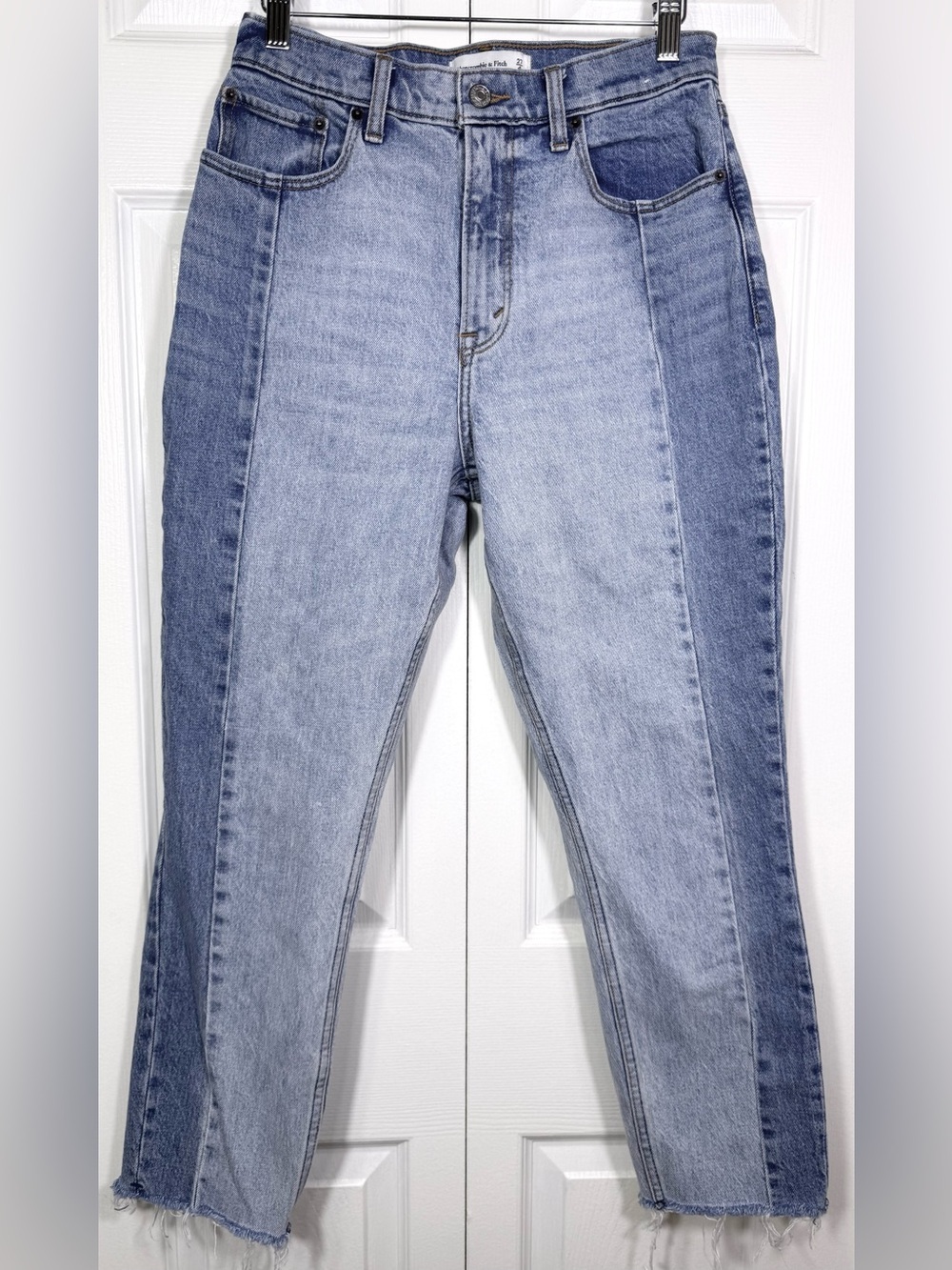 Abercrombie & Fitch High Rise Mom Jeans Light Wash Raw Hem Size 27/4R